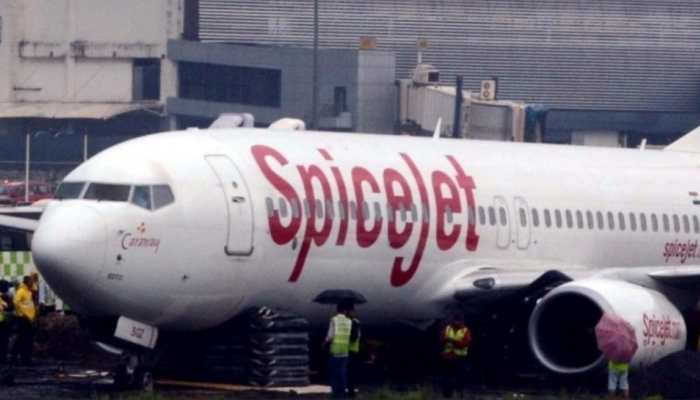 Cockpit Chaos: Two Unruly Passengers Offloaded From SpiceJet Delhi-Mumbai Flight After Forceful Attempt