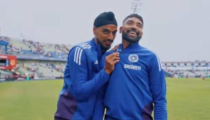 Shubman Gill And Gautam Gambhir In Tension As Indian Pacer Suffers Hand Injury During Nets Ahead Of 4th Test Shubman Gill And Gautam Gambhir In Tension As Indian Pacer Suffers Hand Injury During Nets Ahead Of 4th Test