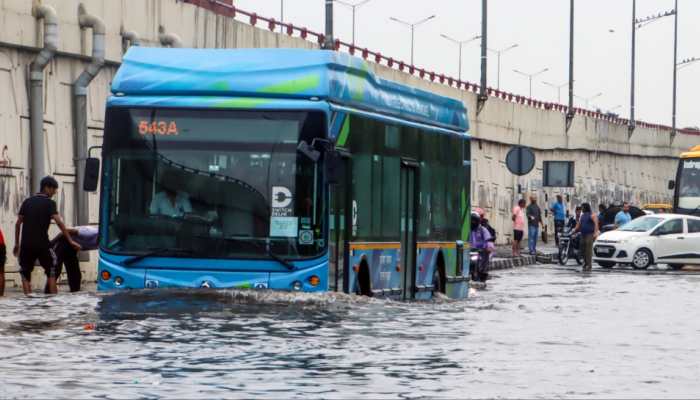 Delhi-NCR Reels Under Heavy Rain: Widespread Waterlogging, Traffic Jams; IMD Issues Red Alert | VIDEO