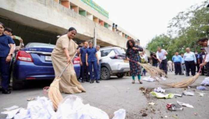CM Rekha Gupta Launches Door-To-Door Cleanliness Drive; Says Delhi Needs New Secretariat CM Rekha Gupta Launches Door-To-Door Cleanliness Drive; Says Delhi Needs New Secretariat