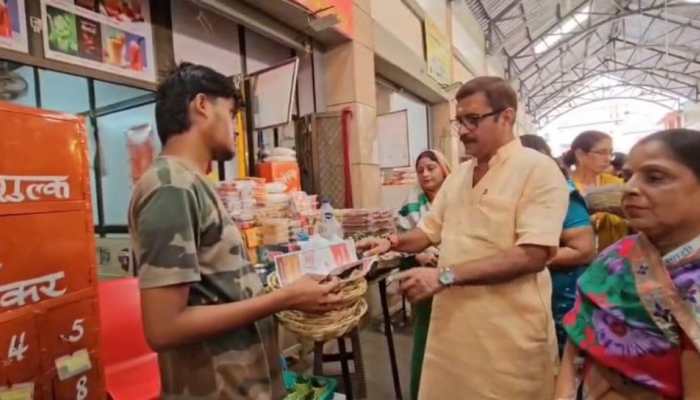Kashi Vishwanath Temple Bans Plastic, Wins Public Support
