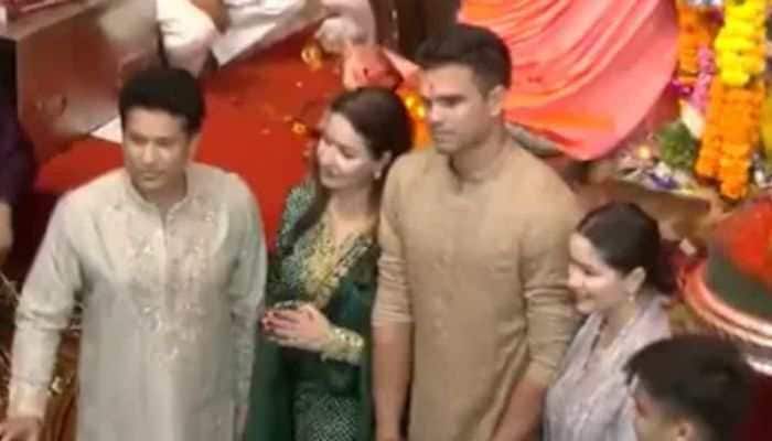 Sara Tendulkar And Arjun Tendulkar Join Sachin Tendulkar For Mumbai’s Iconic Lalbaugcha Raja Visit