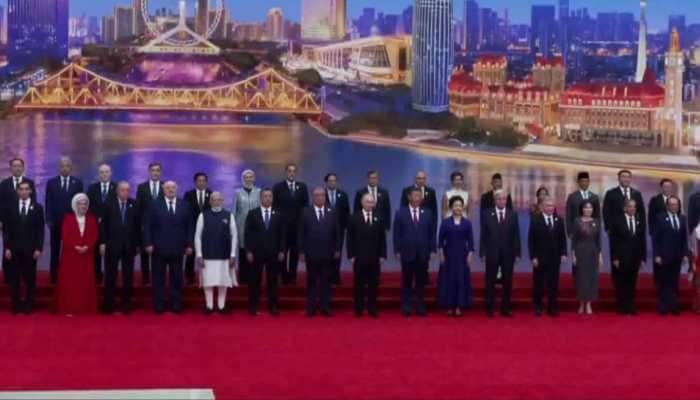 SCO Family Poses For Group Photo: PM Modi Leads Front Row, Putin Stands Beside President Xi At Official Reception 