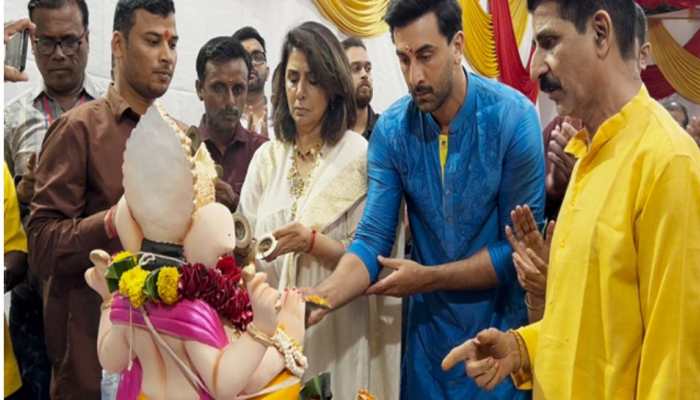 Ganesh Chaturthi 2025: Ranbir Kapoor, Neetu Kapoor Perform Ganpati Visarjan, Bid Goodbye To Bappa