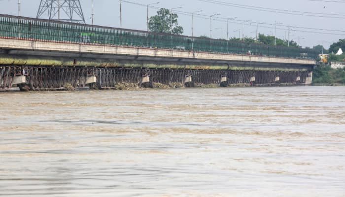Delhi: Yamuna Water Level At Old Railway Bridge Falls | WATCH VISUALS