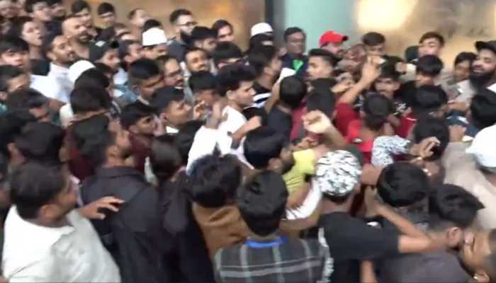 iPhone 17 Launch Day Turns Ugly: Punches Fly As Fans Brawl Outside Mumbai Apple Store | VIDEO