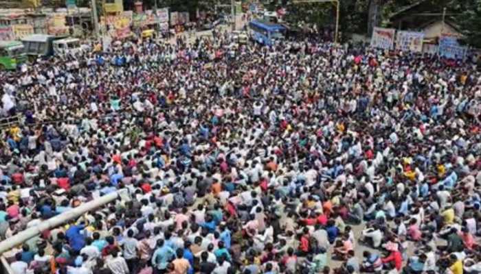 Students Protest In Dharwad, Demand Higher Age Limit And Filling Of Vacant Govt Posts