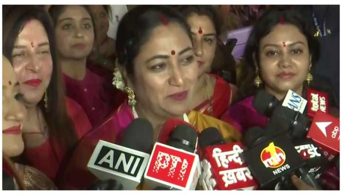 Karwa Chauth 2025: Delhi CM Rekha Gupta Hosts Festive Celebrations, Singer Jaspinder Narula Joins Occasion