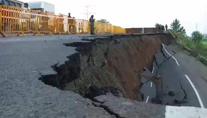 Madhya Pradesh Road Cave-In: Massive 30-Foot Crater Opens On Bhopal Road After 100-Metre Stretch Collapses Near Sukhi Sewania