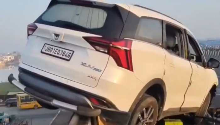 'Not The Driver’s Fault?': Terrifying Video Shows Car Smashes Into Divider, Internet Reacts