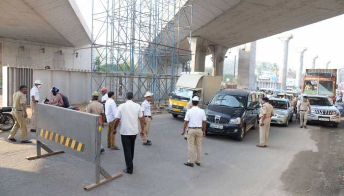 Bengaluru Traffic Cop Slaps Cab Driver In Parking Row, Locals Claim ‘Both At Fault’; Netizens Reacts As Video Goes Viral