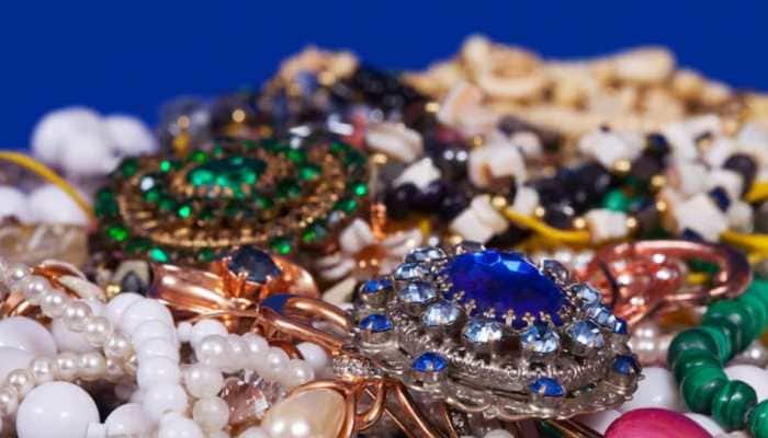 Festive Countdown: Must-Have Jewelry To Elevate Your Look This Season