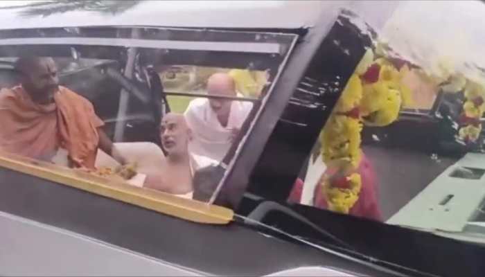 Autonomous Blessings: Seer Takes Driverless Car Ride In Bengaluru In A True 'Only In India' Moment | VIRAL VIDEO