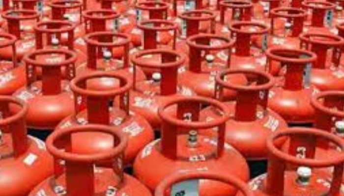 LPG Price Cut From November 1: 19 Kg Cylinder Becomes Cheaper By Rs 4.5–Rs 6.5; 14.2 Kg Domestic Rate Unchanged