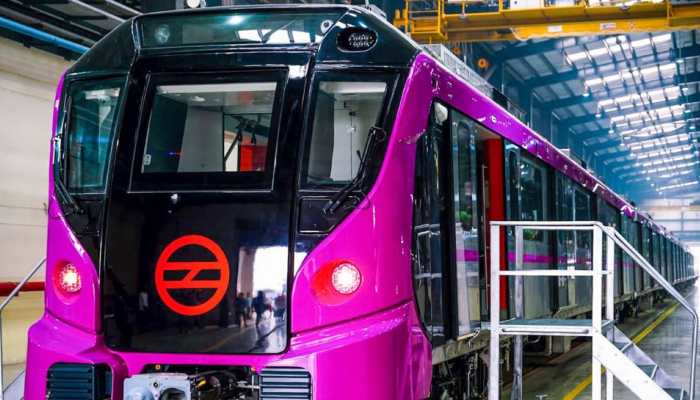 Gutka Stains At Metro Station Spark Civic Sense Debate On Social Media | Watch