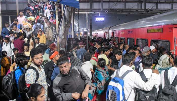 Lower Berth Mystery Solved: TTE Explains Railway's Strict '2-Passenger Rule' For Senior Quota | VIRAL VIDEO