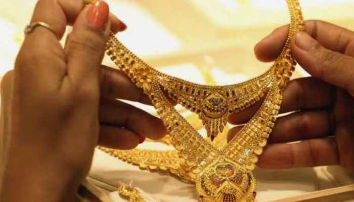 Gold Breaks Weekly Losing Streak But Falls After US Govt Shutdown Ends