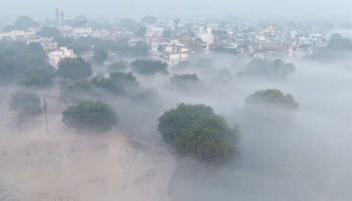 North India Fog Crisis: IMD Issues Red Alert For UP, 16 States Blanketed; Delhi AQI Hits 400 With Strict 'No PUC, No Fuel' Rule