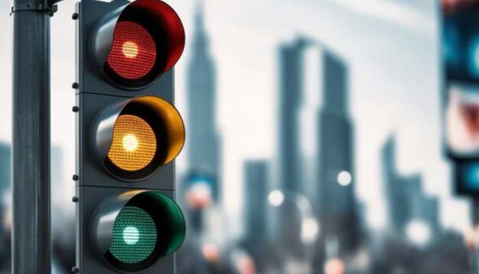 Why Traffic Lights Use Only Red, Yellow And Green Colours - Here’s The Reason