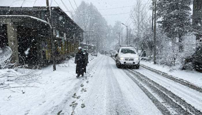 Snowfall Hits Kashmir, Ends Dry Spell; Roads Closed, Flights Cancelled