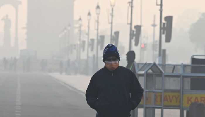 Low Visibility Alert: Delhi Wakes Up To Dense Fog And 'Severe' AQI - 128 Flight Cancellations Reported | Check IMD Alert