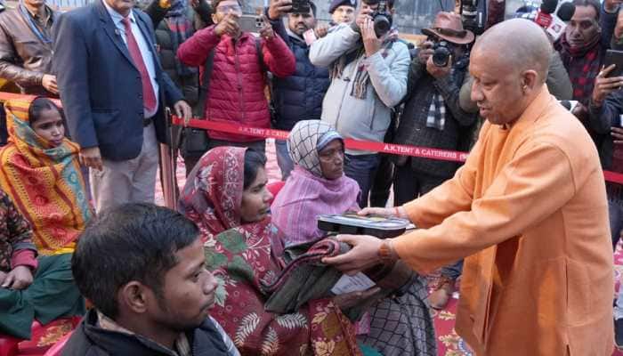 Uttar Pradesh CM Yogi Adityanath Inspects Gorakhpur Night Shelters, Distributes Blankets Amid Severe Cold Wave Conditions