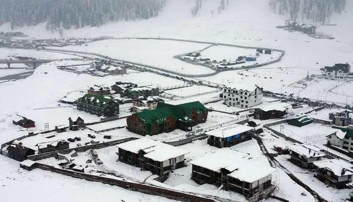 Heavy Snowfall Turns Kashmir into ‘Winter Paradise’; Flights Cancelled, Highwa