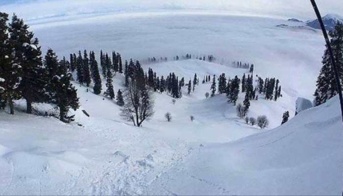 Fresh snowfall transforms Kashmir valley; avalanche, travel advisories issued