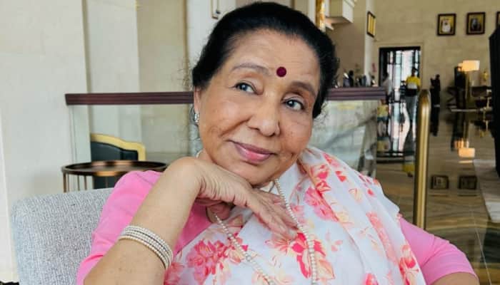 Asha Bhosle’s funeral: Granddaughter Zanai Bhosle BREAKS DOWN as Tabu consoles