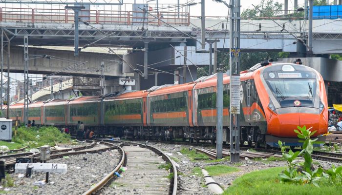 Howrah-Patna Vande Bharat Express gets a halt at Jamui station