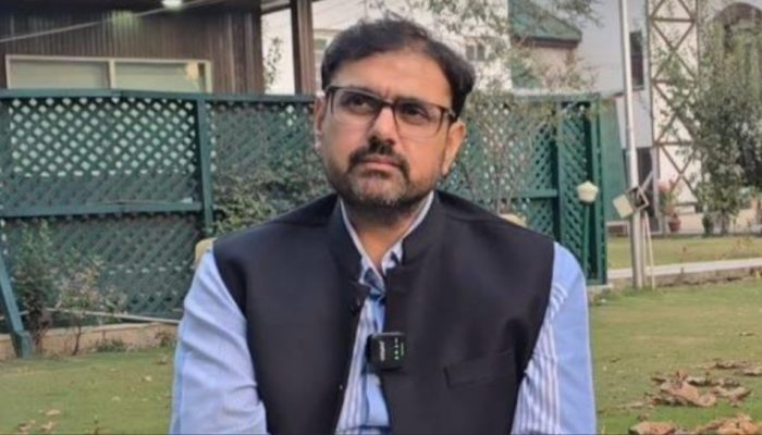 J&K Minister Satish takes tonga to Secretariat to promote fuel conservation