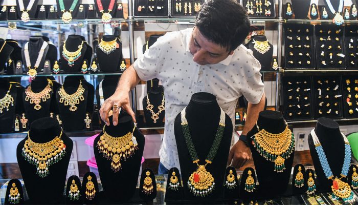 Gold dips 0.87 % this week over stronger dollar, Fed rate hike expectations