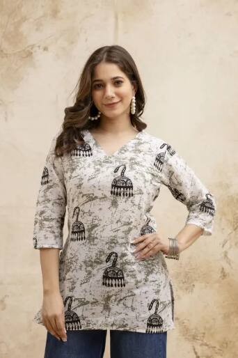 Surhi Women Printed Cotton Blend Straight Kurta (Multicolor)
