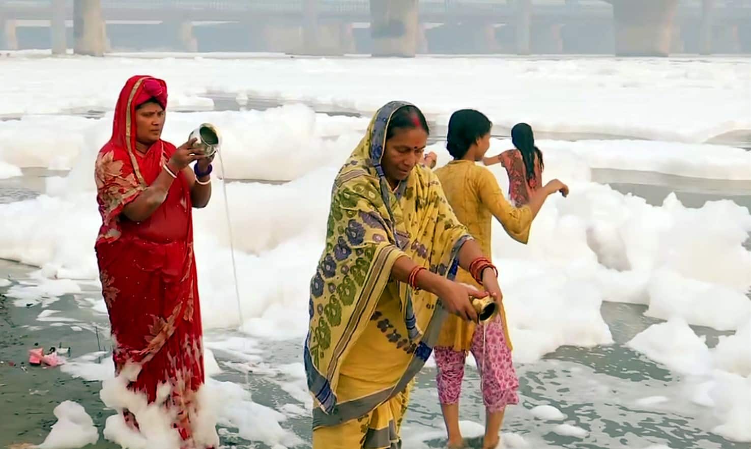 Toxic froth continues to float in Delhi&#039;s Yamuna river, 