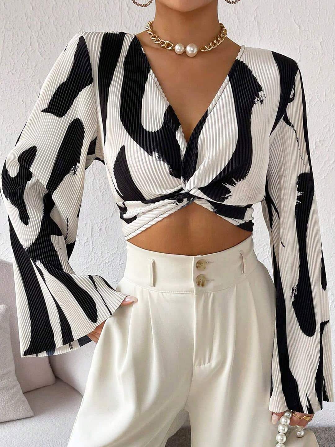 Stylecast X Slyck V-Neck Twisted Flared Sleeves Fitted Crop Top Stylecast X Slyck V-Neck Twisted Flared Sleeves Fitted Crop Top