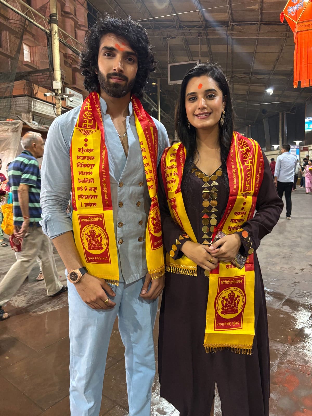 Zee TV’s Reet & Raghav Visit Siddhivinayak Temple, Seek Bappa's Blessings For Their Show 'Jaane Anjaane Hum Mile' - In Pics | Television News