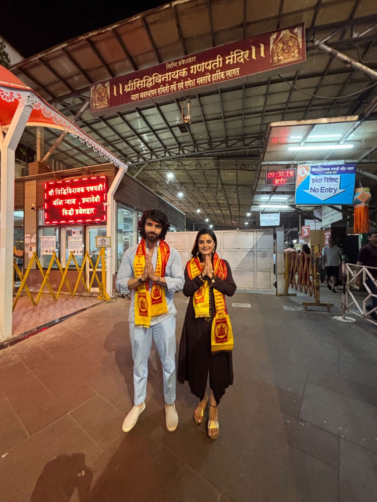 Zee TV’s Reet & Raghav Visit Siddhivinayak Temple, Seek Bappa's Blessings For Their Show 'Jaane Anjaane Hum Mile' - In Pics | Television News