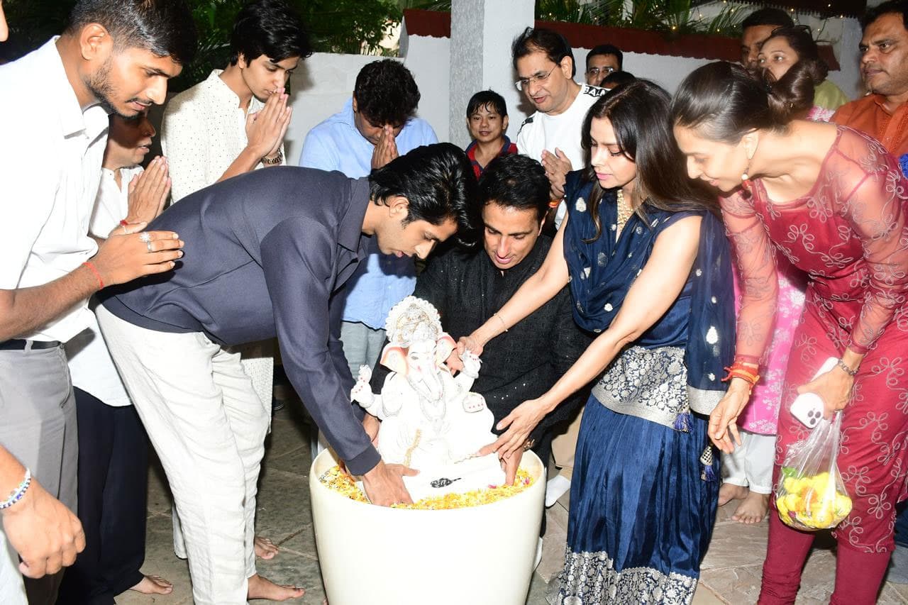 Ganpati Visarjan 2024: Sonu Sood Bids An Eco-Friendly Farewell To Lord  Ganesha At His Residence | People News | Zee News